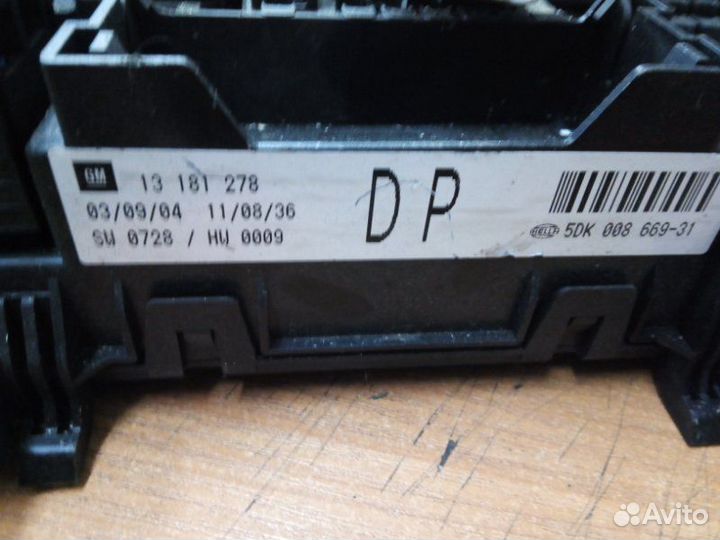 Блок предохранителей Opel Astra H 2004-2015