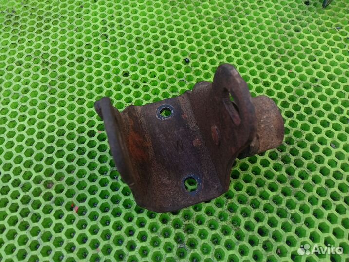 Кронштейн опоры двс Toyota Camry/Vista 1992