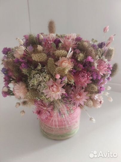 Композиция из сухоцветов в корзинке