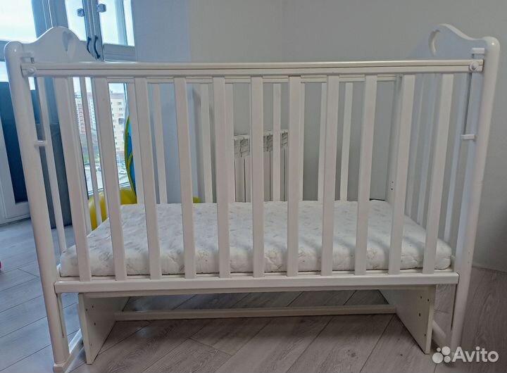 Детская кроватка с универсальным маятником