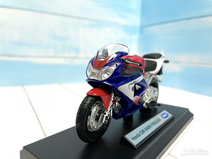 Модель мотоцикла Honda CBR-900 Fireblade 1:18