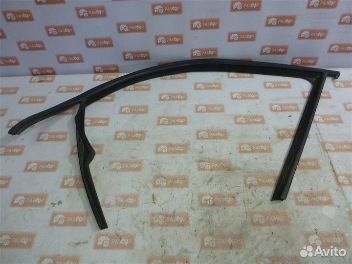Уплотнительная резинка стекла передняя левая