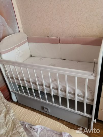 Детская кроватка с маятником