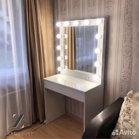 Туалетный столик для визажиста с гримёрным зеркало