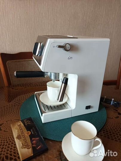 Кофеварка рожковая Delonghi ECP33.21.W