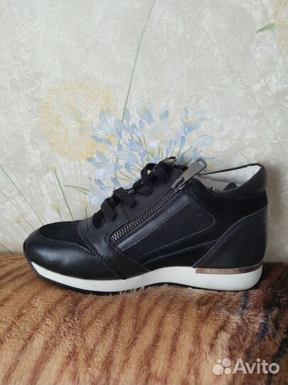 Новые кожаные кроссовки 35 размер