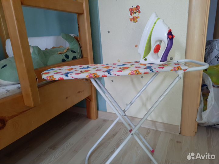 Игрушечный утюг и гладильная доска
