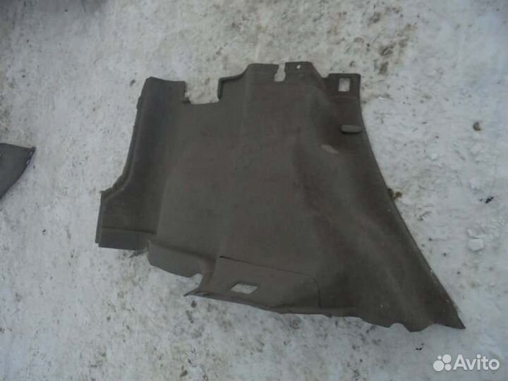 Обшивка багажника левая Nissan Tino V10 QG18DE