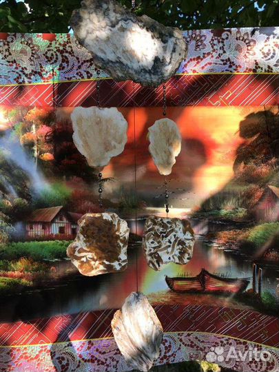 Мобиль из окаменелых обитателей морского дна