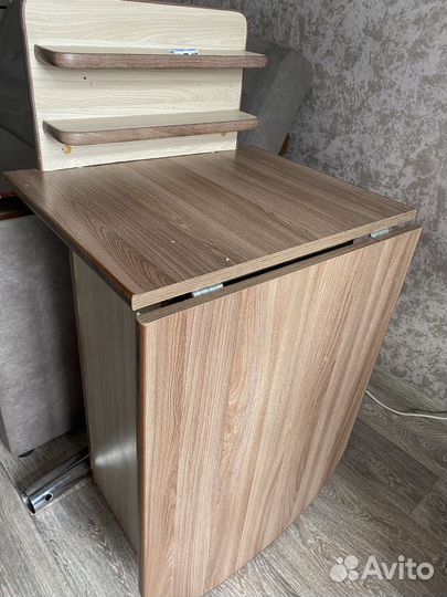 Маникюрный стол