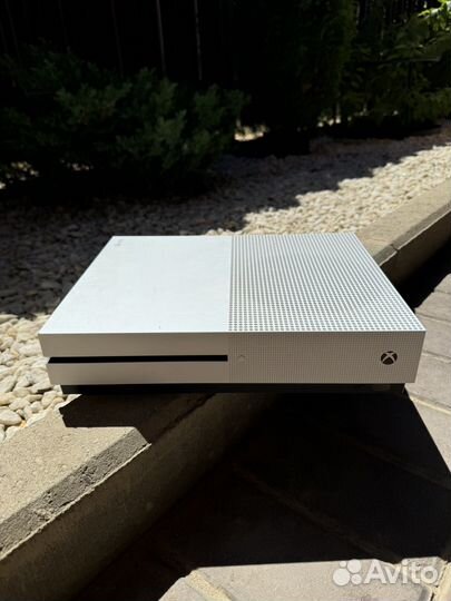 Xbox one s с 2 геймпадами