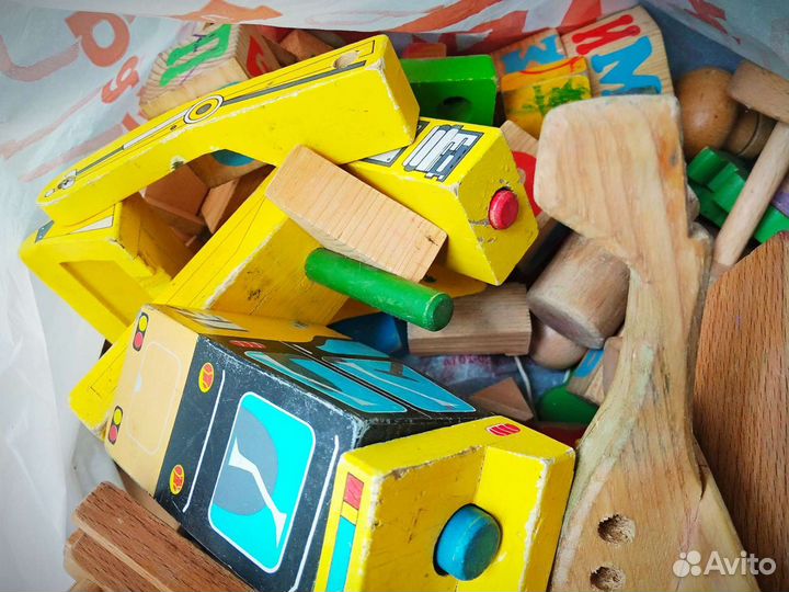 Игрушки и каталка-ходунок