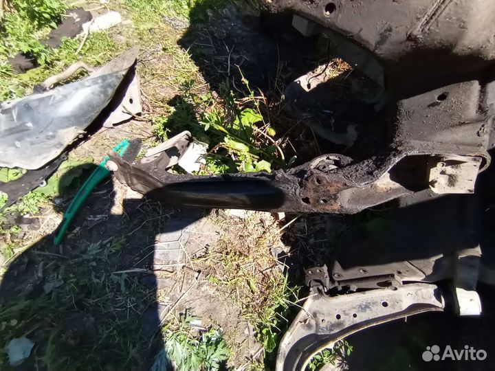 Балка поперечная Nissan Primera Р12