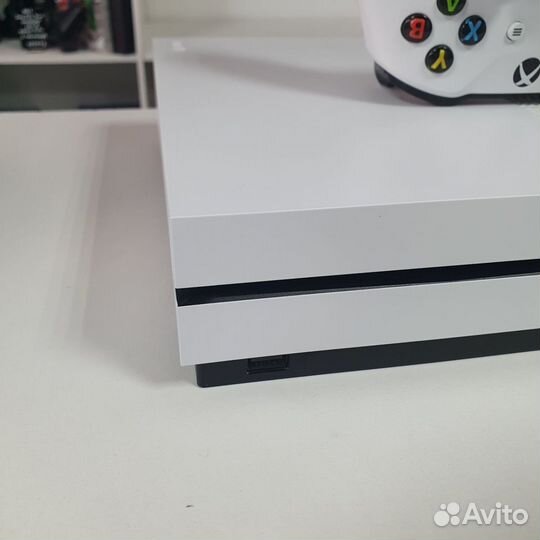 Xbox One S 1000GB в идеальном состоянии