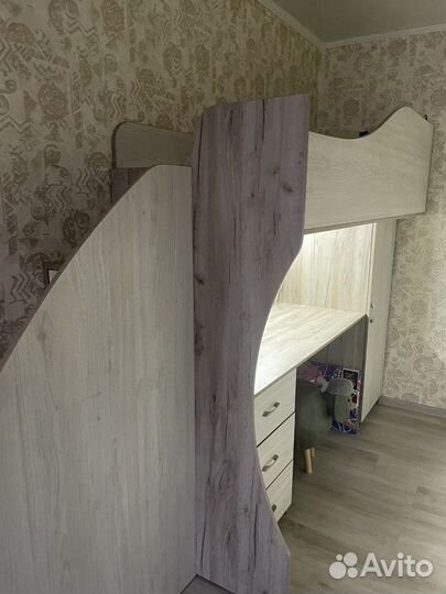 Детская кровать чердак со столом и шкафом