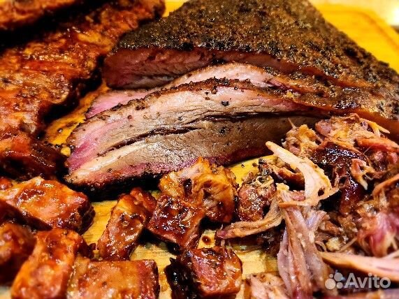 Набор вкусного мяса из дровяной печи