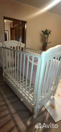 Детская кроватка с маятником