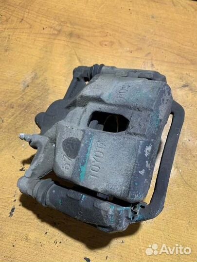 Суппорт тормозной передний правый Toyota Corona