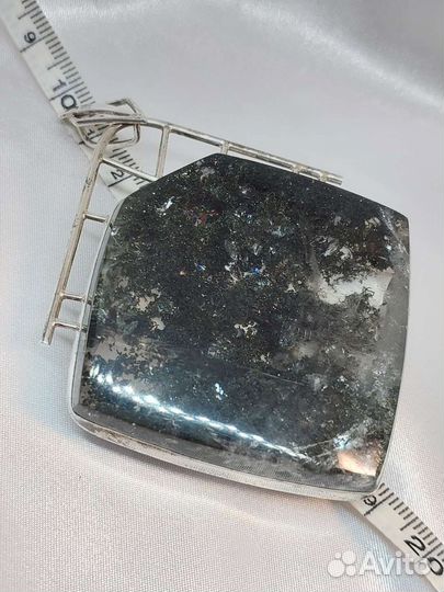 Натуральный камень горный хрусталь с хлорит.Кулон