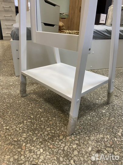 Зеркало напольное с полкой