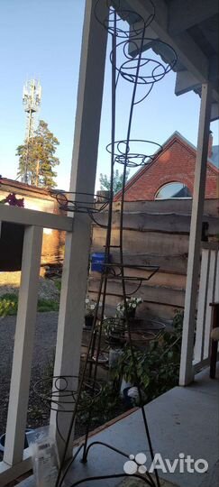 Подставка для цветов металлическая