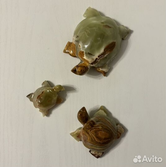 Фигурки черепах из оникса