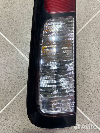 Фонарь задний левый Nissan Cube 1999 г