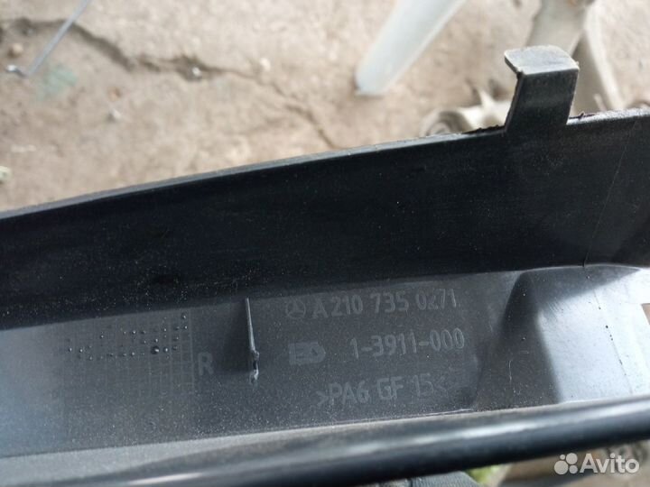 Накладка двери задней правой Mercedes-Benz W210