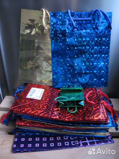 Пакеты новые подарочные для подарков друзьям много