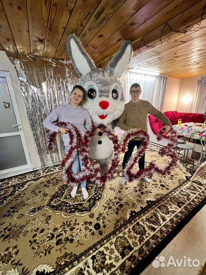 Поздравление от ростовой куклы кролика Роджера