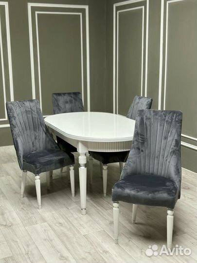 Стол и стулья для кухни. В наличии