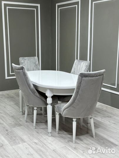 Стол и стулья для кухни. В наличии
