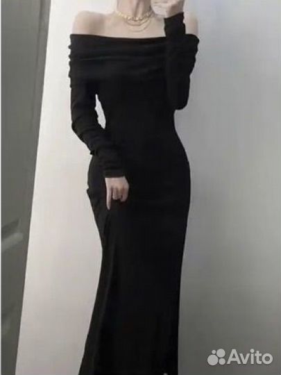 Черное платье с открытыми плечами миди
