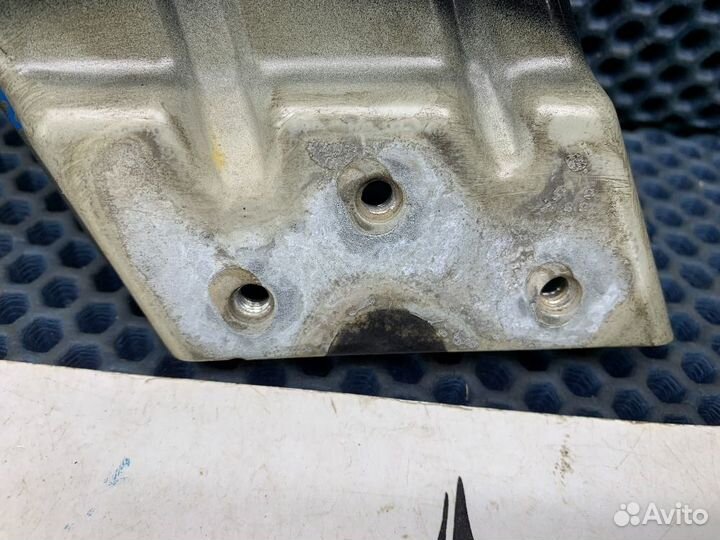 Кронштейн переднего левого крыла VW Touareg NF