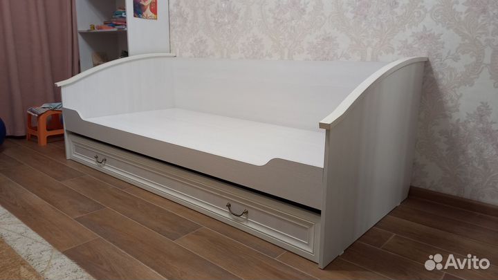 Кровать с дополнительным выкатным спальным местом