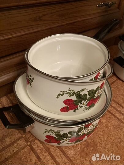 Набор новой посуды кастрюли