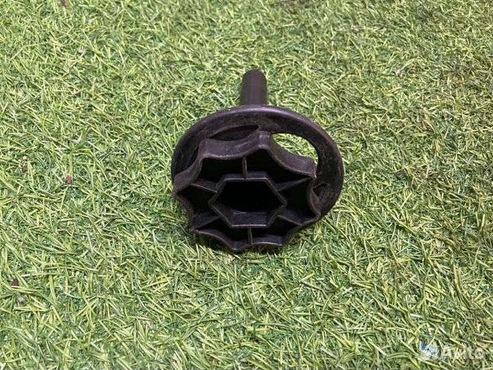 Болт крепления запасного колеса Nissan Almera G15