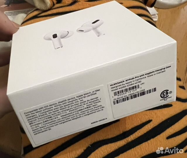 Коробки от AirPods Pro и от Apple watch series 5
