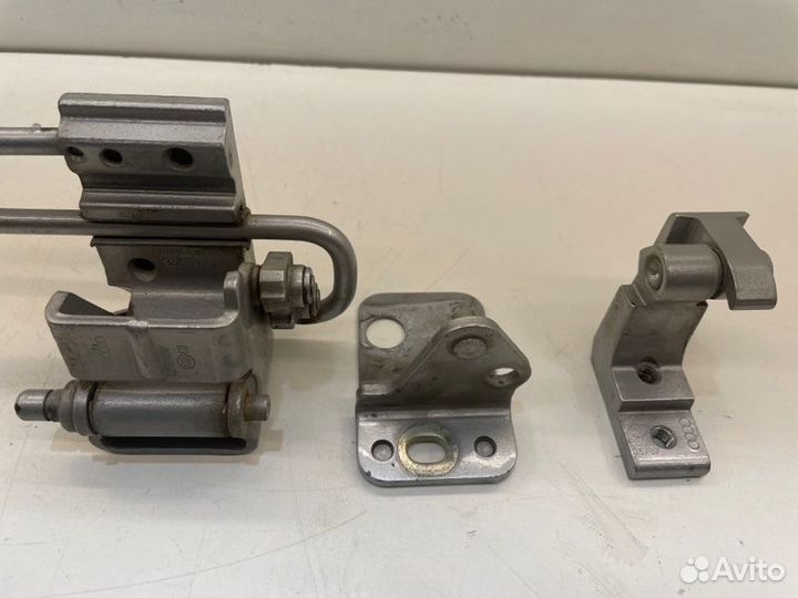 Петля двери Audi A6 C6 2.0 2008