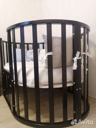 Детская кроватка с маятником