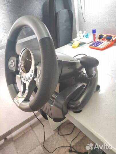 Игровой руль с педалями