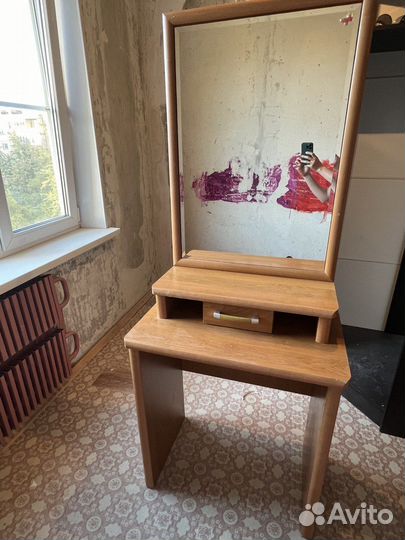 Косметический столик с зеркалом