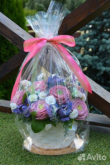 Корзина с ирисами и розами из мыла