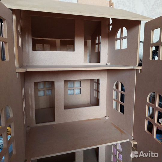 Большой деревянный кукольный домик