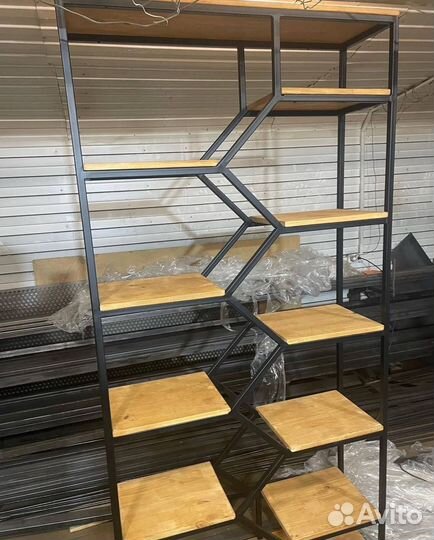 Металлический стеллаж с полками