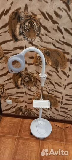 Косметологическая лампа лупа напольная