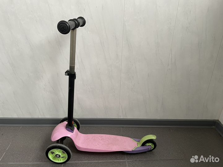 Детский самокат и машинка