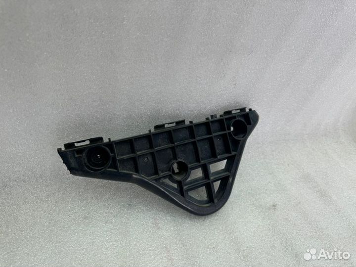 Кронштейн бампера передний правый Toyota Camry