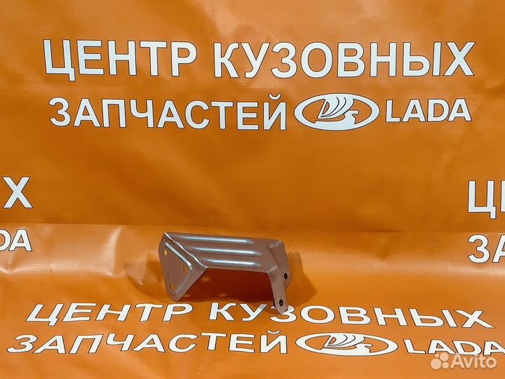 Кронштейн крепления переднего крыла правый Vesta