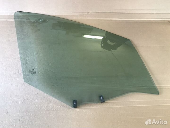 Стекло передней правой двери Peugeot 308
